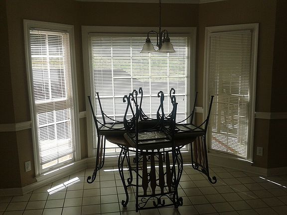 Breakfast nook w bay window