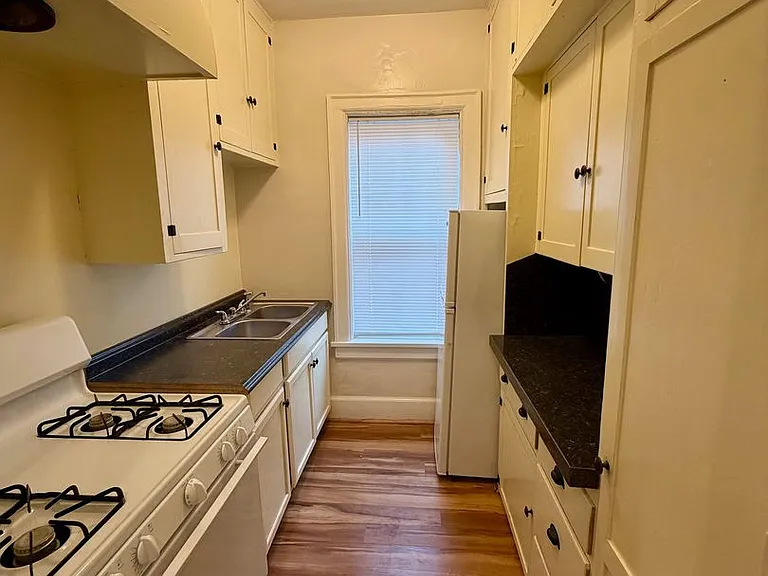 300 S Barker Ave — Photo 8