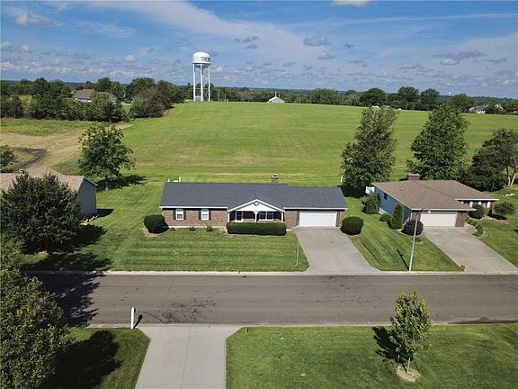 2nd image of 707 Lake Manor Dr