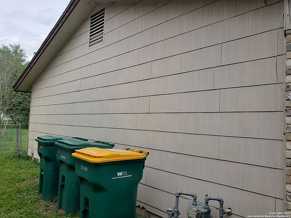 3rd image of 319 AVENUE E ST