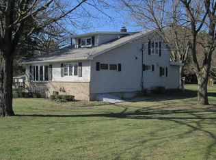 909 Pine St S, Burlington, WI 53105