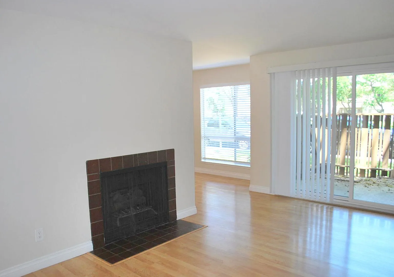 New Price ! Updated, Bright, Spacious & Clean! Excellent Location At The Vintner In San Ramon — Photo 3