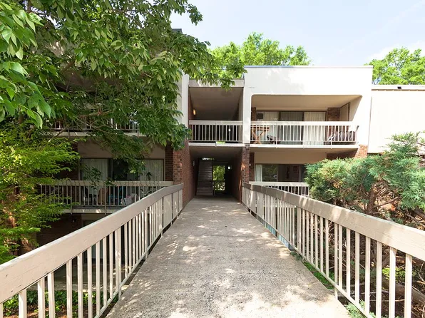 500 Umstead Dr #304C, Chapel Hill, NC 27516