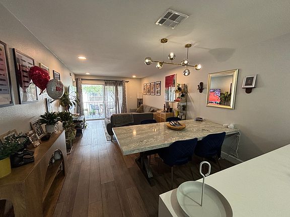 All granite dining table stays can fit eight adults