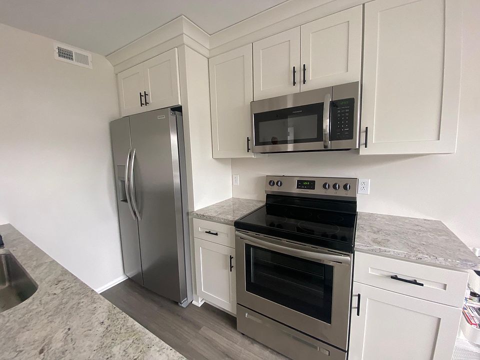 1st image of 424 Shelter Dr #424