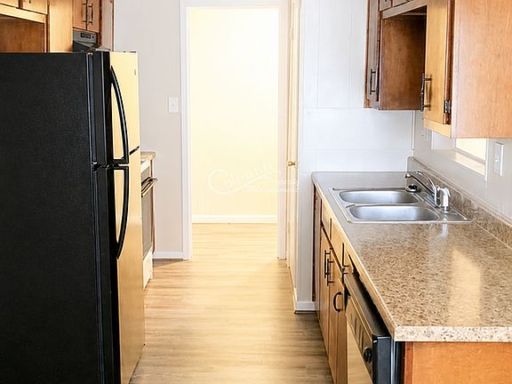 5th image of 926 Holly St