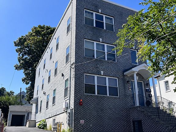 2nd image of 54 Elliott St #3