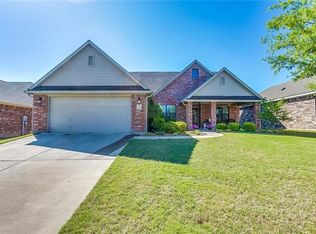 1049 Saint Andrews Dr, Burleson, TX 76028