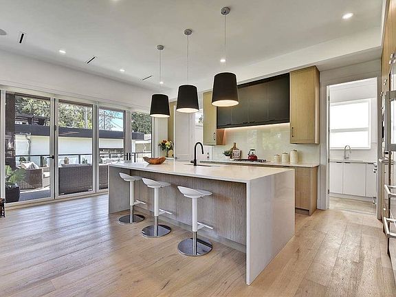 3rd image of 27 Esmond Ave N