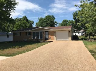 8843 Rusdon Ln, Saint Louis, MO 63126