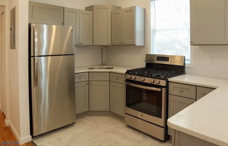 2 bed, 1.0 bath, $1,800 — Photo 2