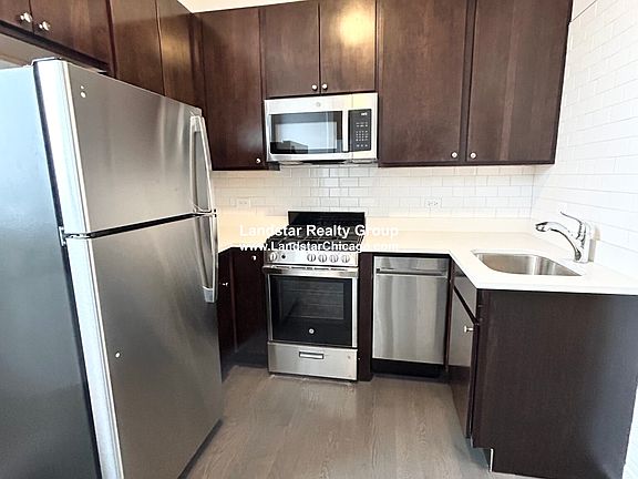 3rd image of 2420 N Sawyer Ave APT 2E