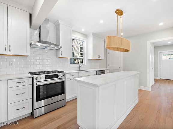 4th image of 115 E Elm St