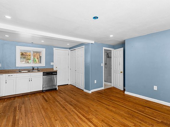 4th image of 192 E Spring St