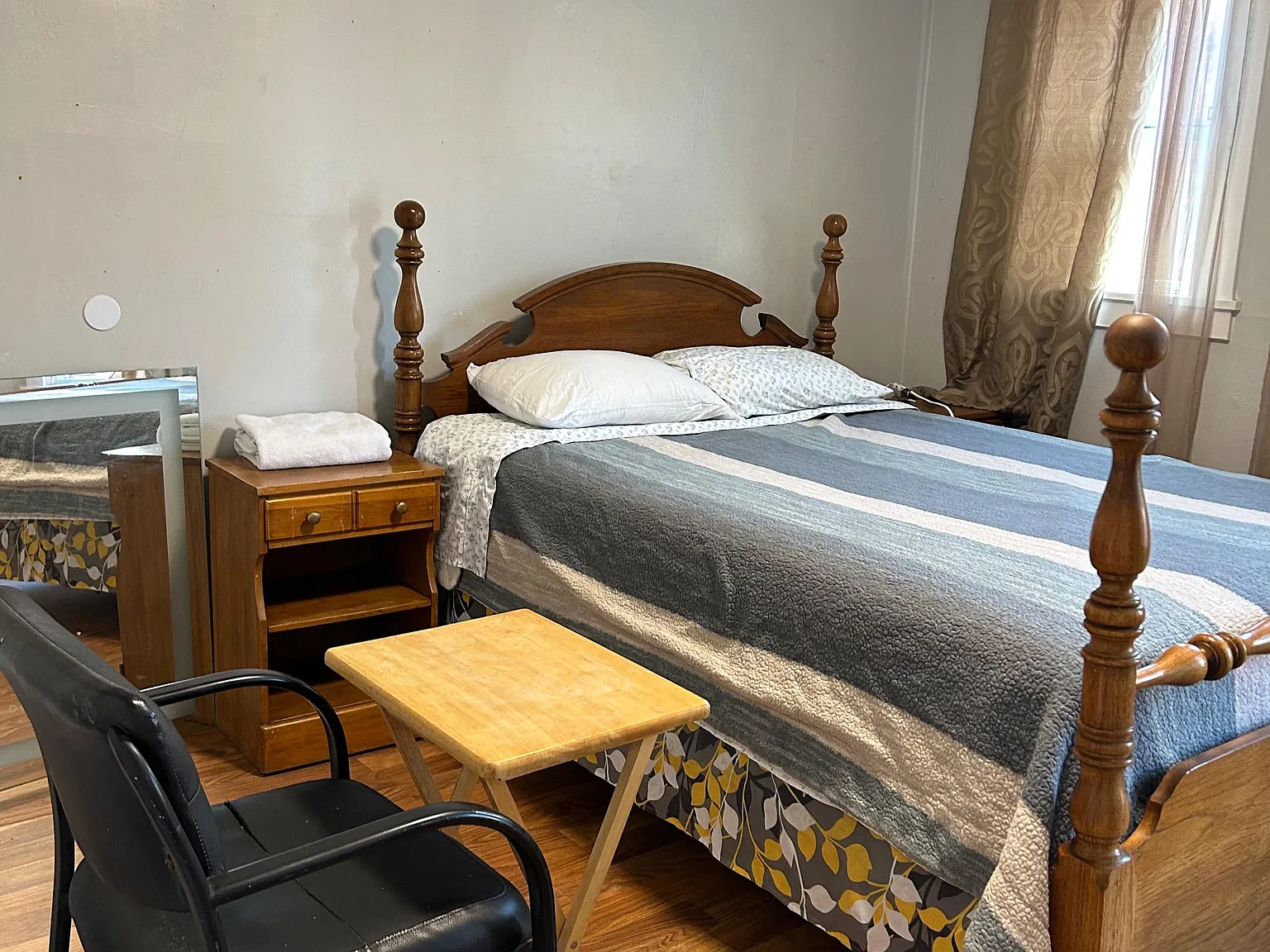4 bed, 1.0 bath, 900 sqft, $910 — Photo 2