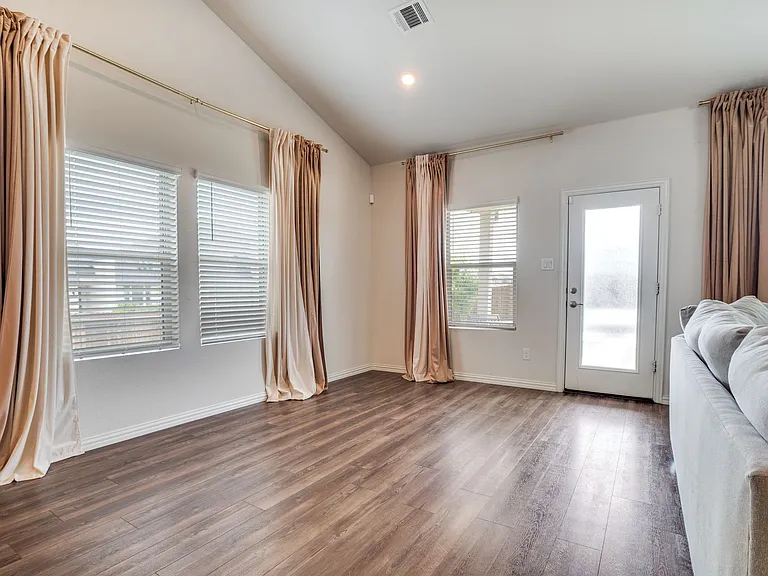 2401 Linto St — Photo 7