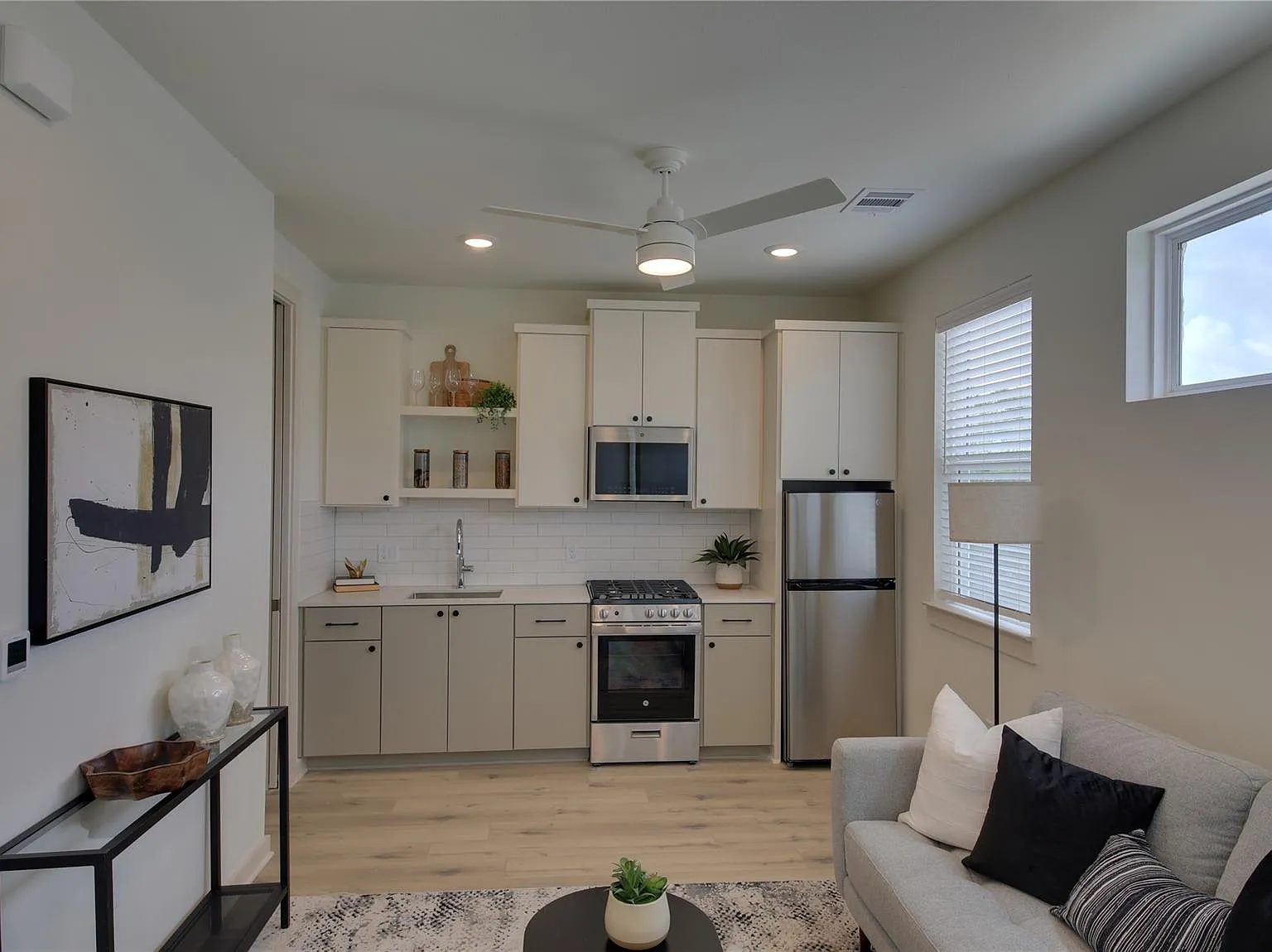 2 bed, 4.0 bath, 938 sqft, $2,100 — Photo 2