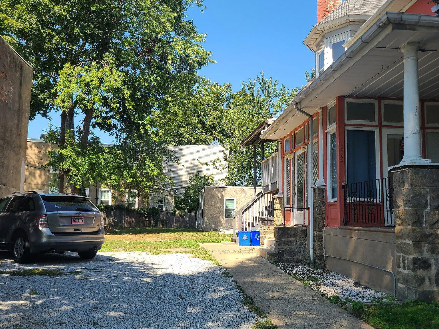 3 bed, 1.0 bath, 2490 sqft, $2,100 — Photo 2