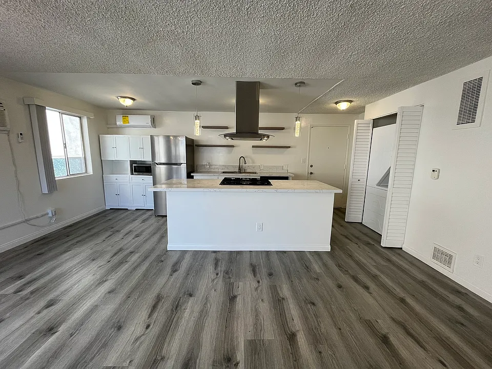 1706 Granville Ave #8E