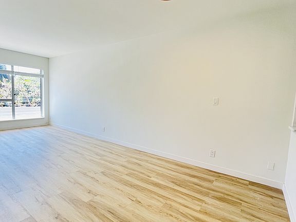 3rd image of 2 Isle Of Venice Dr APT 4