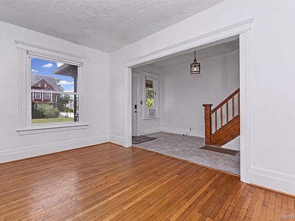 5th image of 444 E Philadelphia St