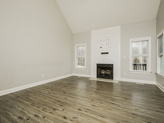 4th image of 49 E Trafalgar Ct