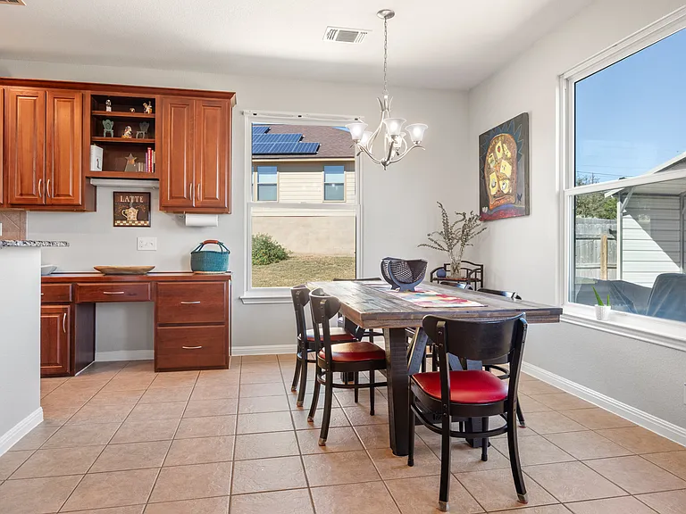 611 Newport Dr — Photo 6