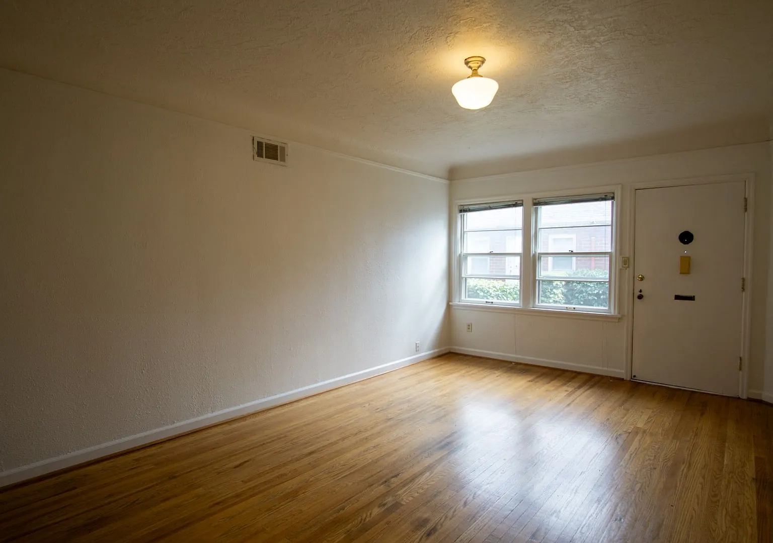 Fabulous Courtyard 1-Bedroom Right Off Alberta! — Photo 4