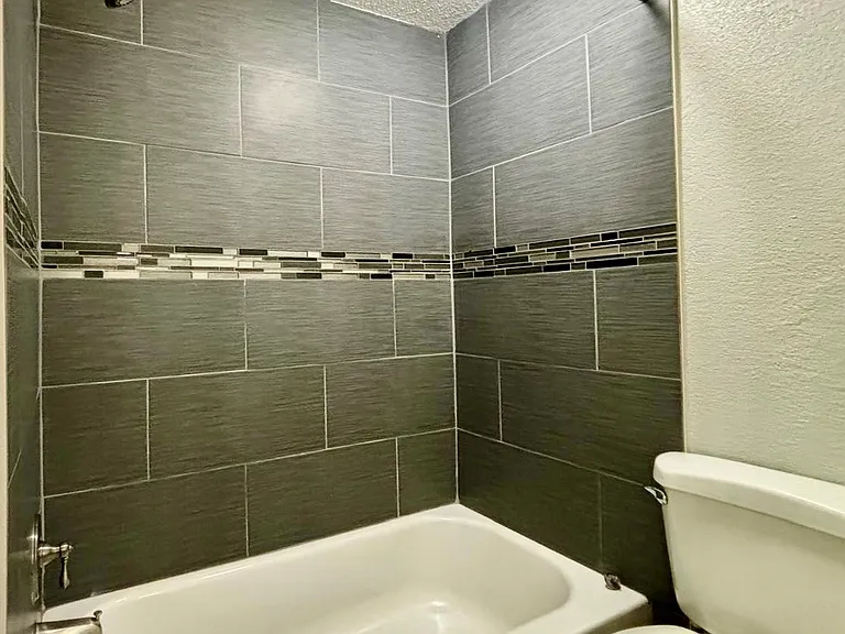 410 E 6th St #4 — Photo 11