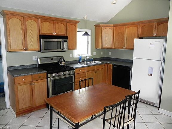 4th image of 419 Berea St
