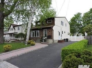 56 Grove St, Lindenhurst, NY 11757