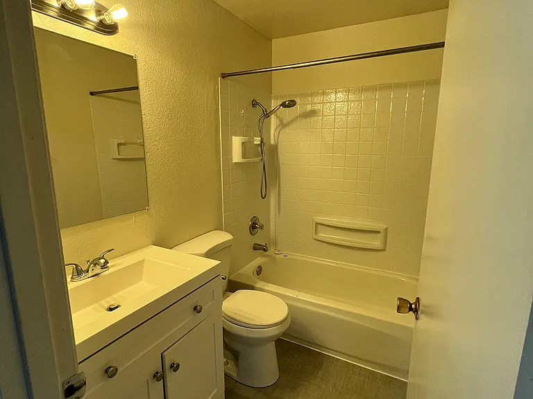 1824 SE Ash St #1824 — Photo 8