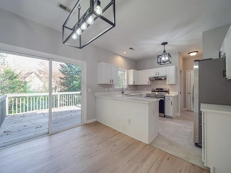15005 Rothesay Dr — Photo 4