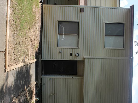 2nd image of 1046 Country Ct