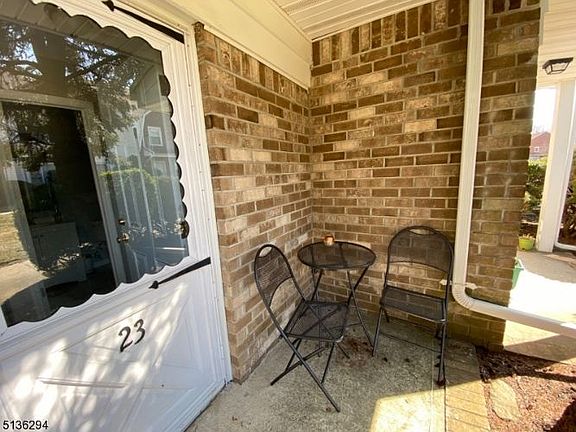 5th image of 23 Burnham Ct