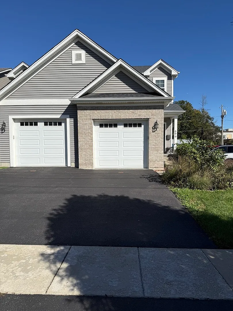 2 bed, 2.5 bath, 1325 sqft, $2,675 — Photo 2