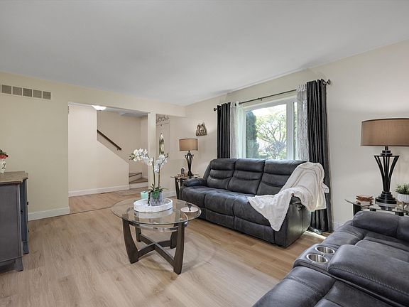 4th image of 29289 Perth St