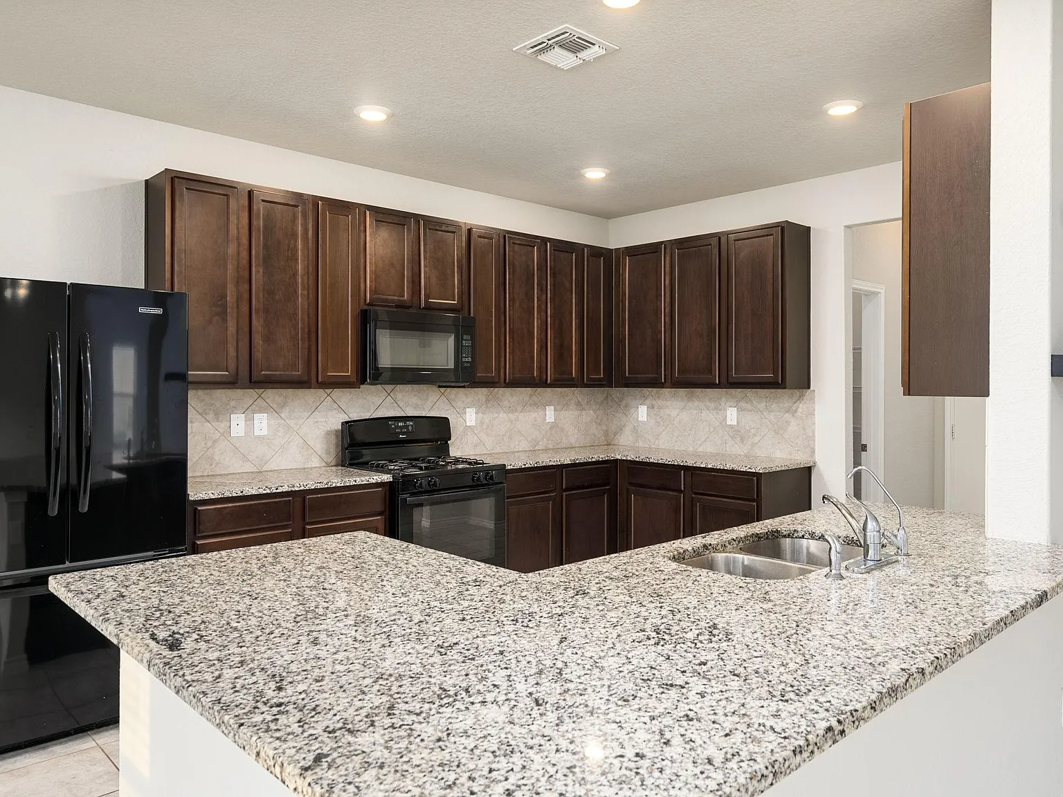 4 bed, 2.5 bath, 2410 sqft, $2,200 — Photo 2