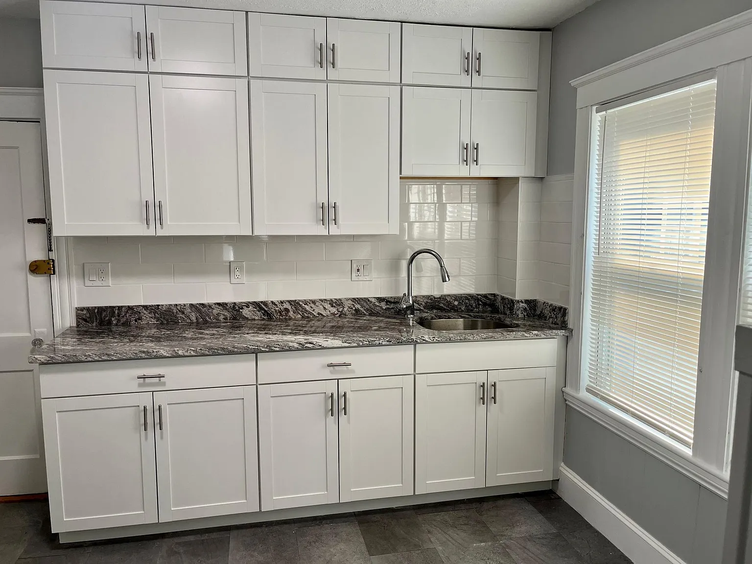 2 bed, 1000 sqft, $2,400 — Photo 3