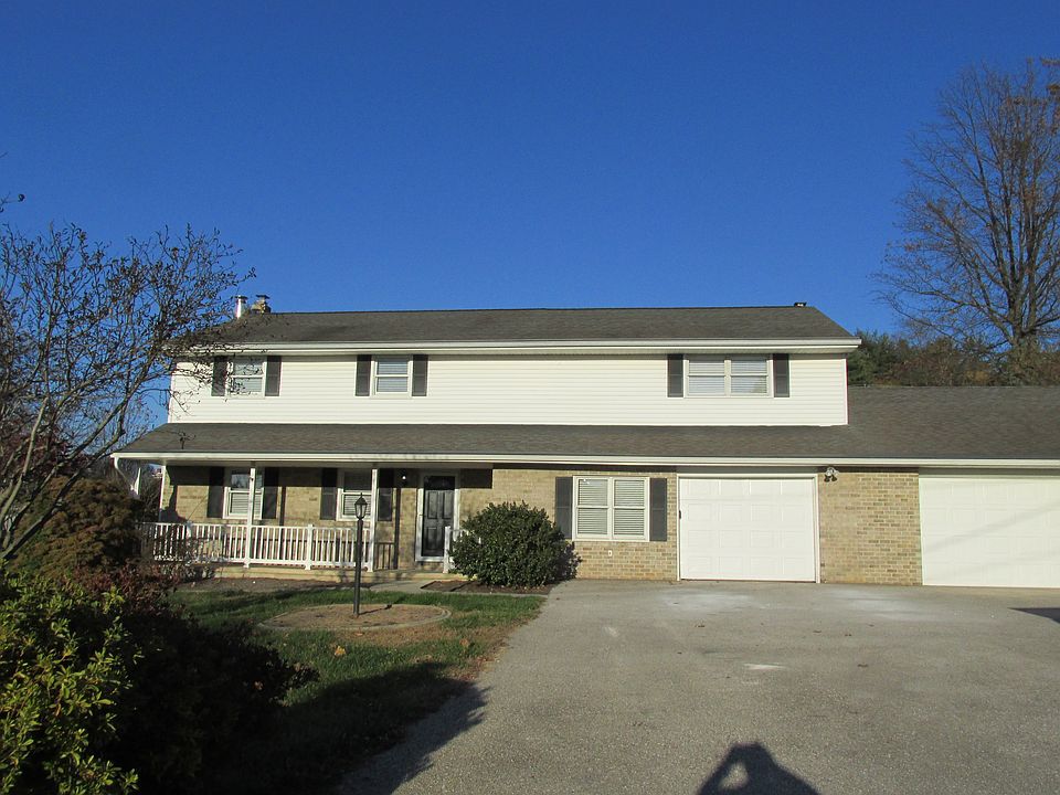 Front of house with 3 garage