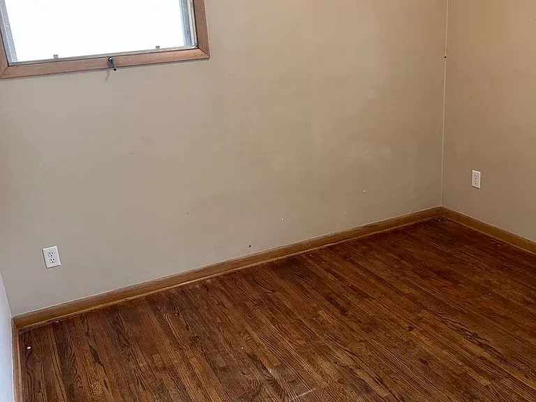 1620 Guernsey Ct — Photo 6