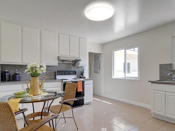 bright, eat in kitchen