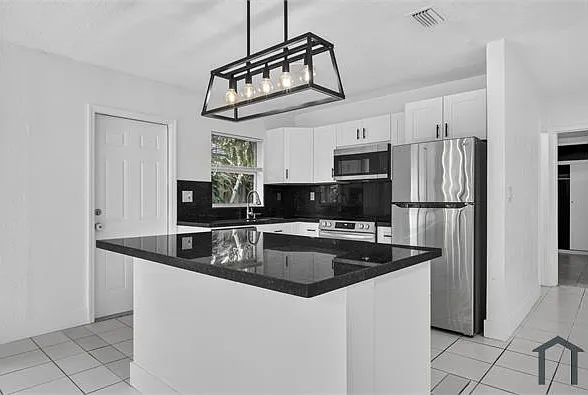 3 bed, 1240 sqft, $2,300 — Photo 4
