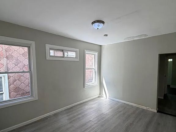 3rd image of 76 Eaton Pl #2L