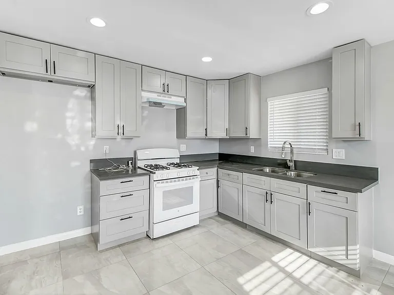 4848 Doane Ave — Photo 8
