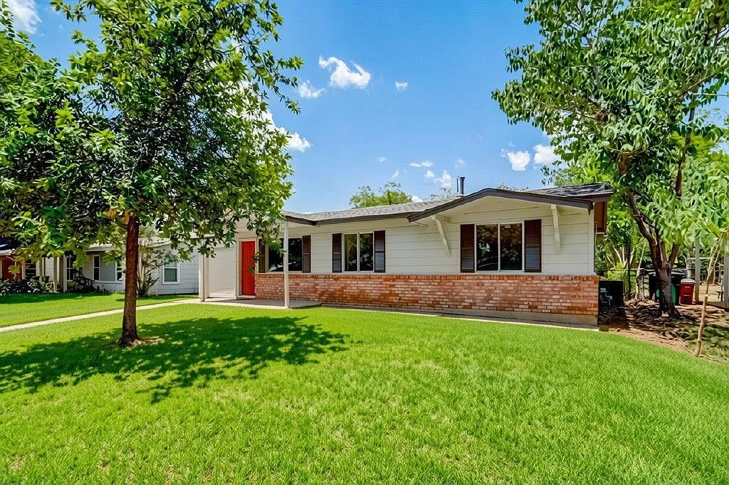 3 bed, 2.0 bath, 1390 sqft, $2,600 — Photo 1