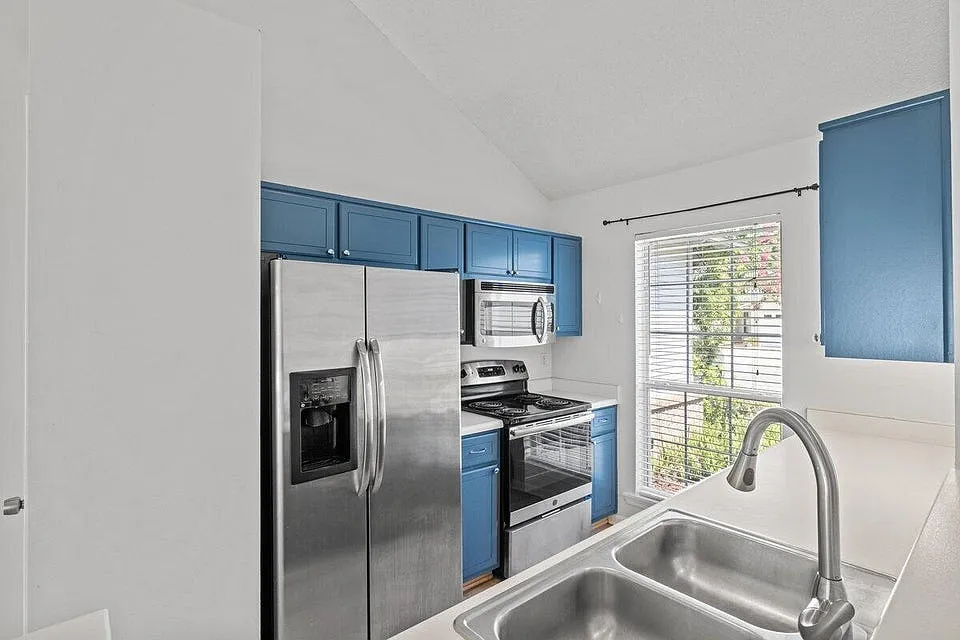 3 bed, 1323 sqft, $2,500 — Photo 4