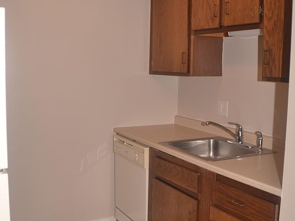3rd image of 8 Saint James Pl