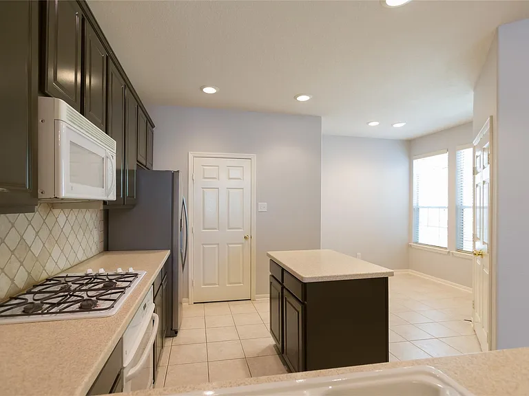 7907 Glenn Cliff Dr — Photo 5