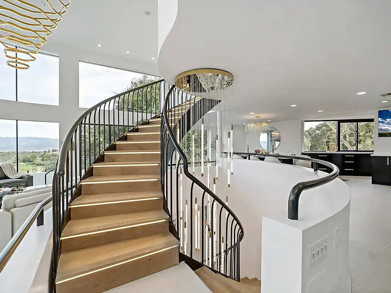 15105 Mulholland Dr — Photo 9